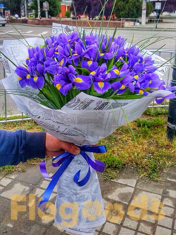 Букет «101 ирис» за 31 641 руб.